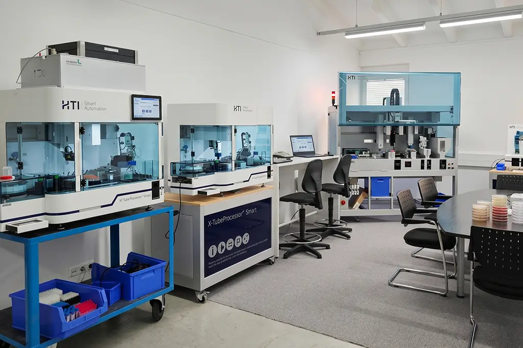 Werkstatt von HTI Automation mit verschiedenen Automationssystemen